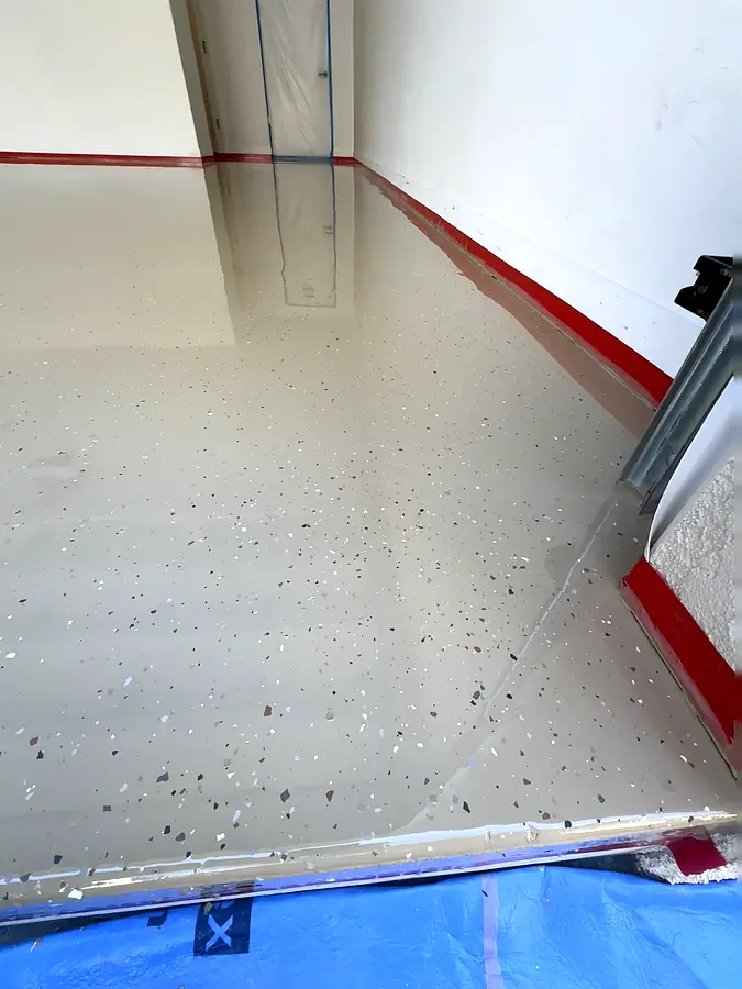 Cubetas de un recubrimiento de dos partes para barrera de vapor de humedad, apiladas en la esquina de un garaje